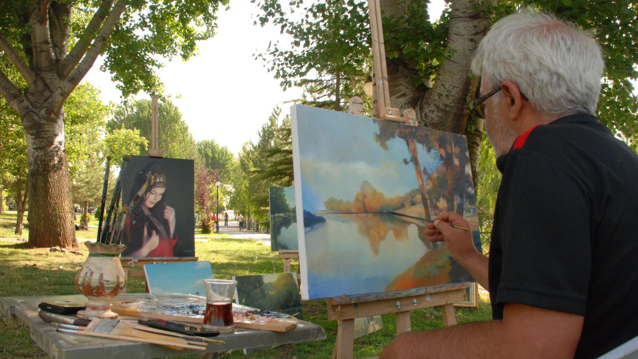 Emekli öğretmenin parktaki ‘seyyar sanat atölyesi’