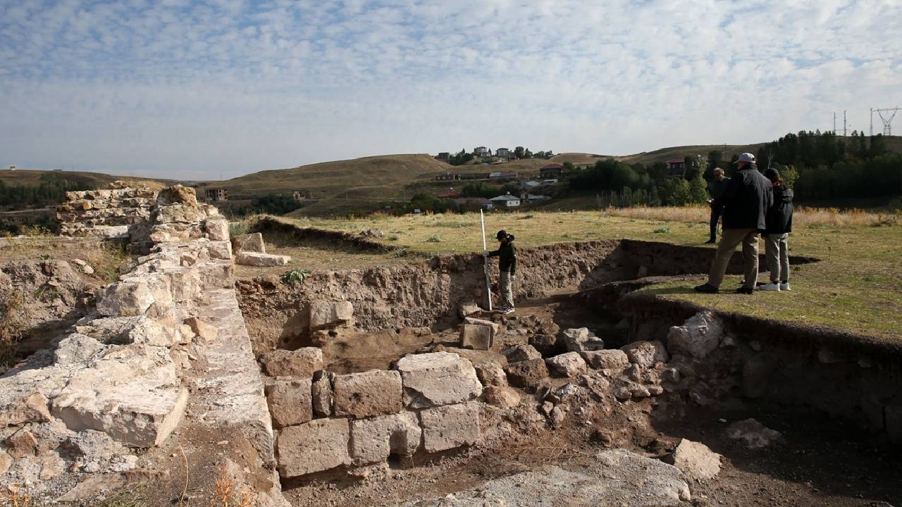 Eski Ahlat Şehri Kalesi’ndeki kazılarda su sarnıcı ortaya çıkarıldı